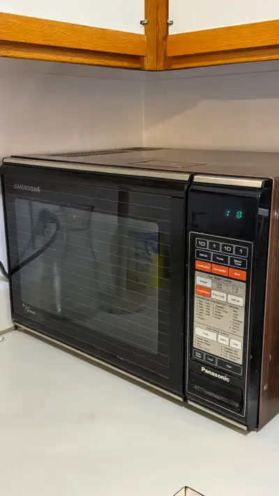 Je vends un four à micro-ondes Panasonic Dimension 4. Ce four à micro-ondes usagé offre une performa...