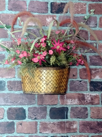 Panier décoratif en rotin avec son arrangement de fleurs séchées