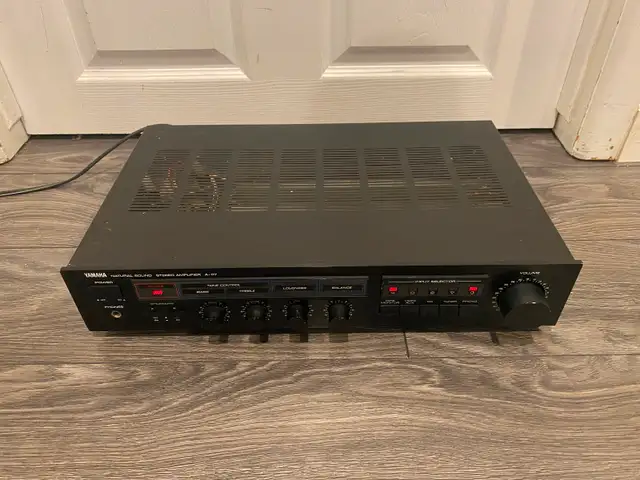 Vintage Yamaha A-07 Stereo Amplifier in Stereo Systems & Home Theatre in St. Catharines - Image 5