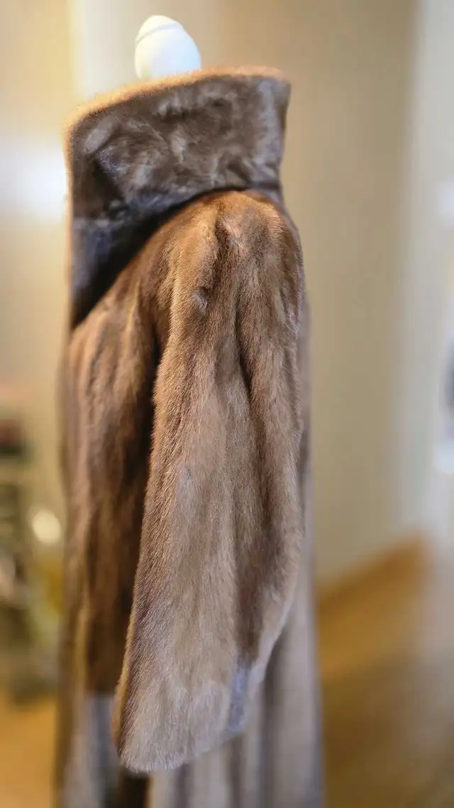 MAGNIFIQUE  MANTEAU DE VISON in Women's - Tops & Outerwear in Granby - Image 5