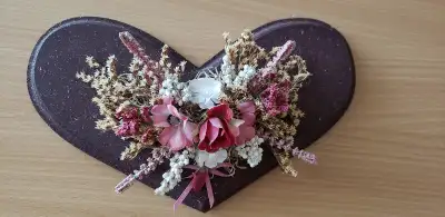 Art floral. Composition de fleurs séchées sur du bois, View more