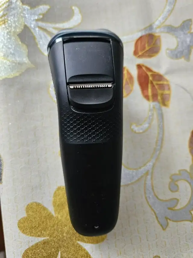 Philips Norelco Series 3000 Electric Shaver in General Electronics in Oakville / Halton Region - Image 4