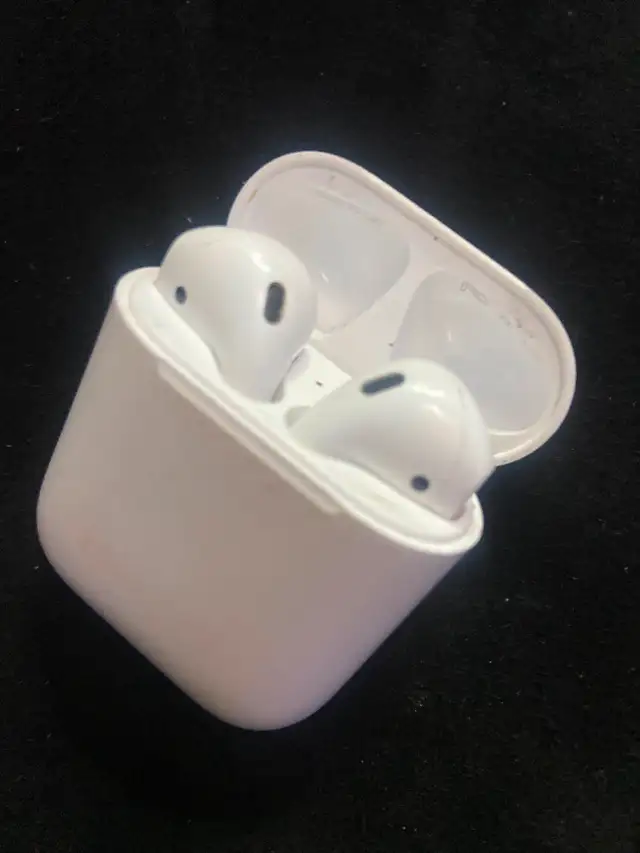 AirPods and Bluetooth speaker62863731889665122