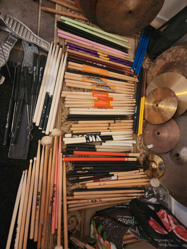 Plusieurs bâtons, balais et autres.. à pas cher! in Drums & Percussion in Lévis