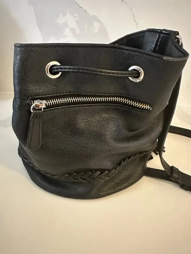 Forever 21 Drawstring Crossbody Bucket Bag in Women's - Bags & Wallets in Barrie - Image 7