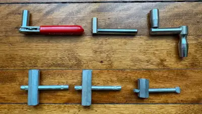 [3] Clés à cliquet ( "RACHET") + [3] Clés en "T" pour batterie [, View more