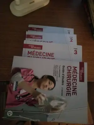 3 Couvertures rigides et 1 couverture souple. LIBRAIRIE : LES RAYONS DU SAVOIR Adresse : 3850 Jean-T...