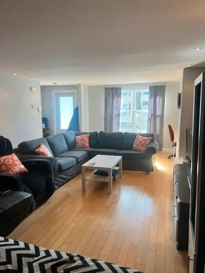 Room for Sublet in Spacious 2-Story House, June 1
