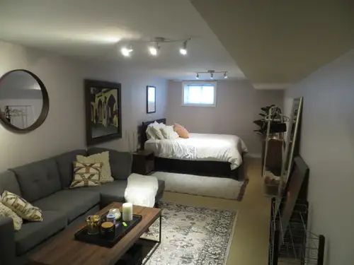 Basement Studio Apartment - Downtown Toronto - All Inclusive ( Heat, water, electricity, high speed...