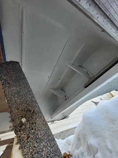 Chaloupe Princecraft 14' avec remorque usager mais en bon état. Je vends avec ce bateau tout l'équip...