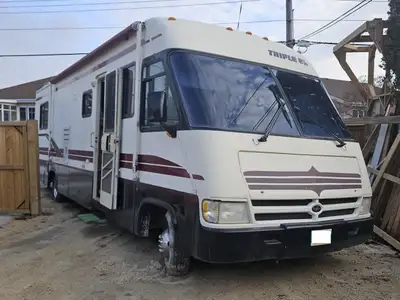 30 year old Commander by Triple E. This unit with 1 pushout section is in good shape. The safety on...