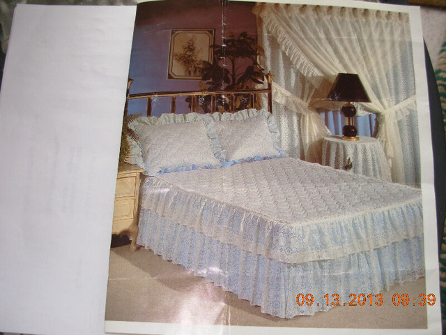 Set 4 pieces d'edredon/bedspread blanc oeuillet,rideaux dans Literie  à Longueuil/Rive Sud