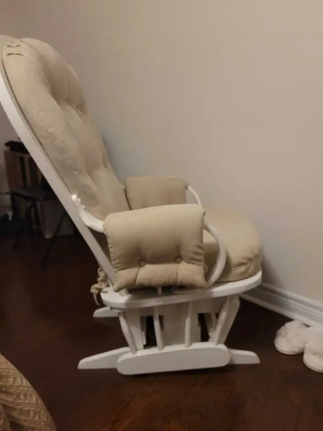 Rocker Chair in Chairs & Recliners in Markham / York Region - Image 4