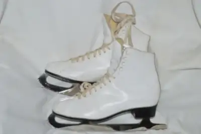 CCM Female Figure Skates - Pastime Size 9, View more