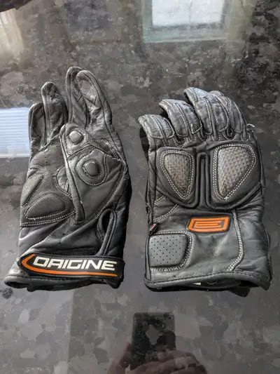 Gants de moto 2 XL marque ORIGINE en cuir en très bonne condition 25$ tel 514-727-5602. Payable en a...