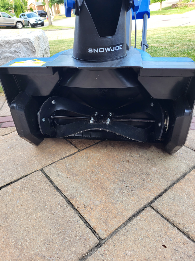 SNOWJOE 21" electric snow thrower in Snowblowers in Mississauga / Peel Region - Image 6