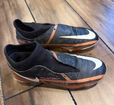 Nike Phantom GT Soccer Cleats US 5, View more