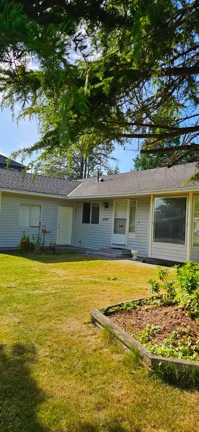 Located on a quiet and safe street, between the prestigious Semiahmoo secondary school and Bayridge...