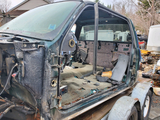 2006 Chev Cab in Auto Body Parts in Dartmouth - Image 2