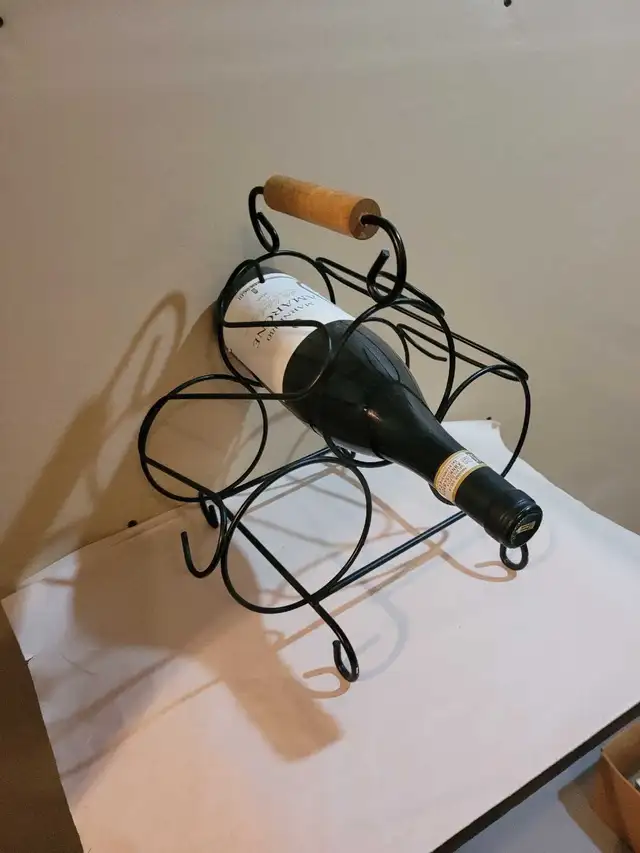 Metal Wine Bottle Holder in Kitchen & Dining Wares in Kitchener / Waterloo - Image 6
