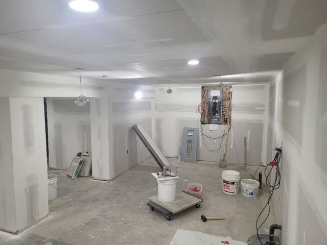 Drywall Taper /Finisher (Water damage /Popcorn texture removal in Drywall & Stucco Removal in Mississauga / Peel Region - Image 4