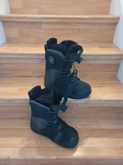 Women's snowboard boot size 10. Worn once.
