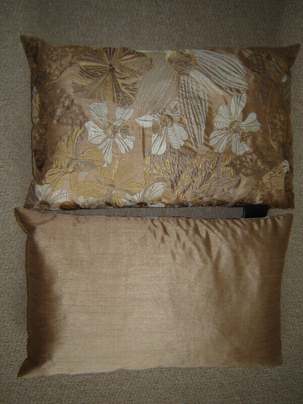 2 Really Nice Accent Pillows, As New in Home Décor & Accents in Hamilton