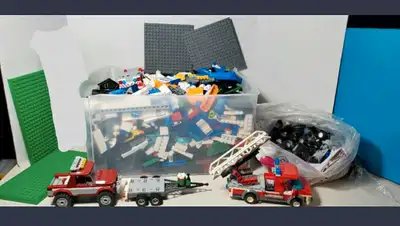 -12.1 livres de lego en vrac (que du lego pas rien d'autre) -5 plaques : 2 grise et 2 vertes -3 vehi...