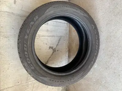 4 excellents pneus Goodyear 4 saisons , 18 po , Très peu d'usure 20% à 25% , 235/50R18 , seulement 4...