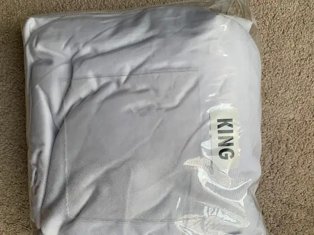 KING bed sheets - white in Bedding in Barrie - Image 2