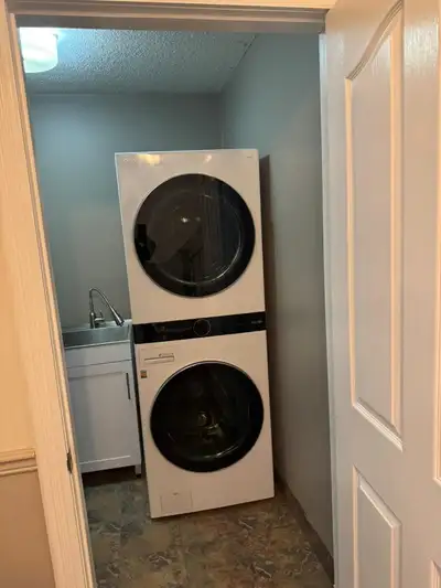 3 Rooms Available for Rent – Orangeville Rooms available in a clean and quiet home located in Orange...