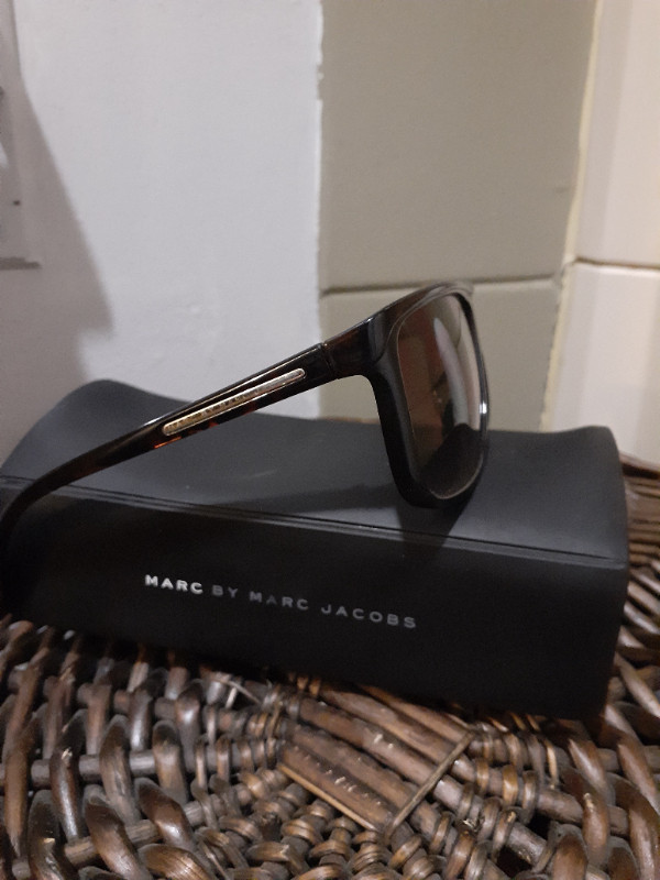 Marc by Marc Jacobs sun glasses in Multi-item in Ottawa - Image 2