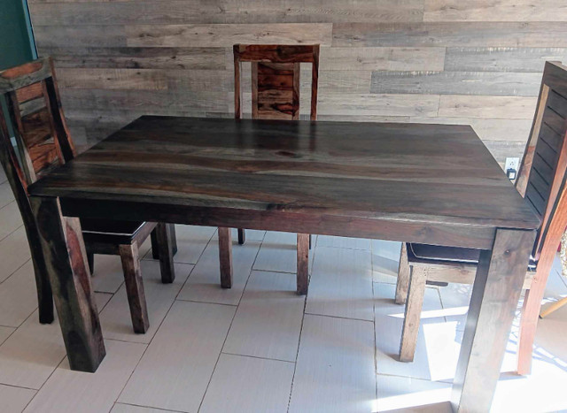 Table en bois de rose dans Mobilier de salle à manger et cuisine  à Laurentides
