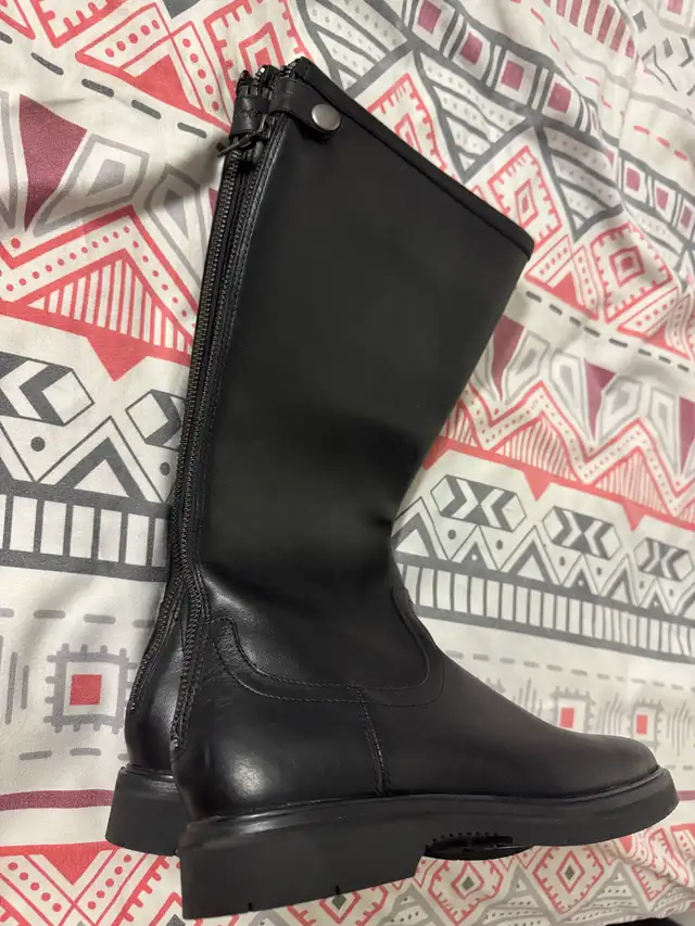 Roots Women’s Leather Boots (Brand New, Size 6) in Women's - Shoes in City of Toronto - Image 4
