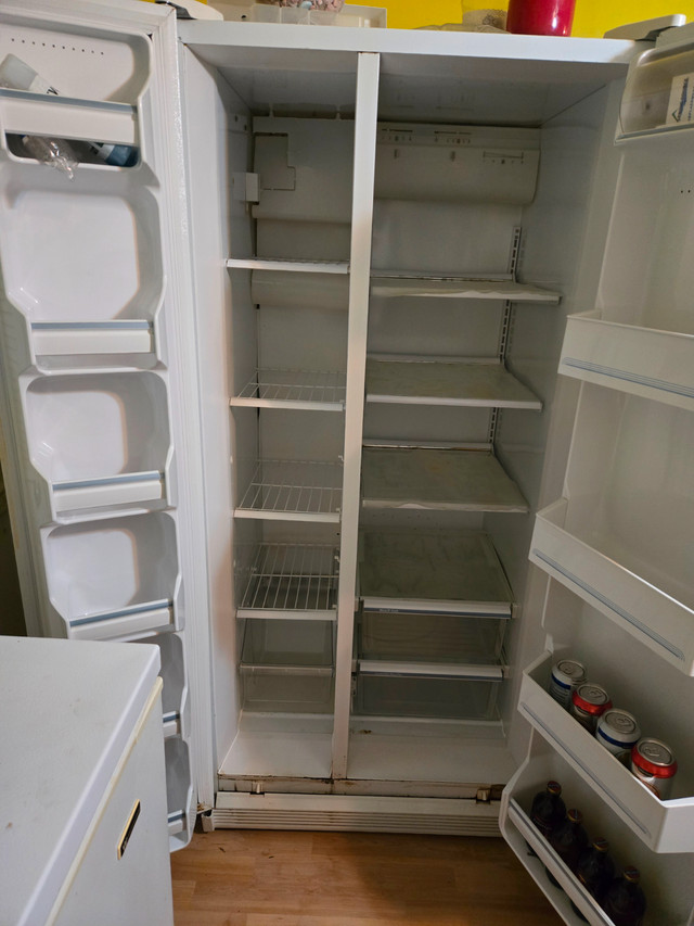 Frigo with two doors for free dans Objets gratuits  à Ville de Montréal