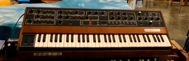 PROPHET 5 SEQUENTIAL CIRCUITS MODEL 1000 ANALOG SYNTHESIZER in Pianos & Keyboards in Winnipeg