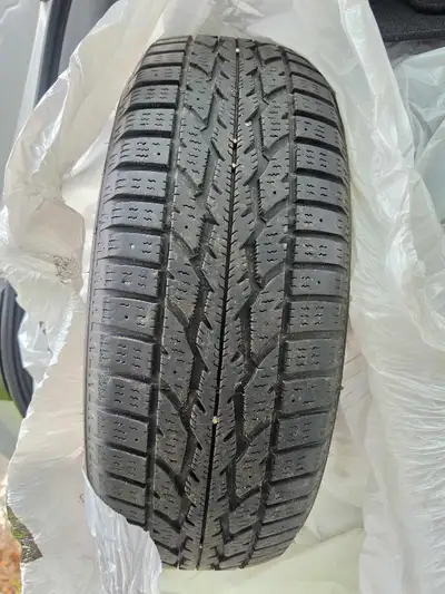 Bonjour, je vends mes pneus de marque Firestone. Grandeur 225-65-17. Ce sont des pneus de qualité av...