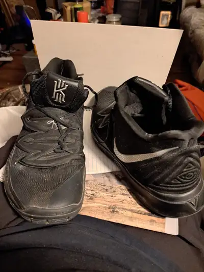 KYRIE 5 "FRIENDS" Nike, View more