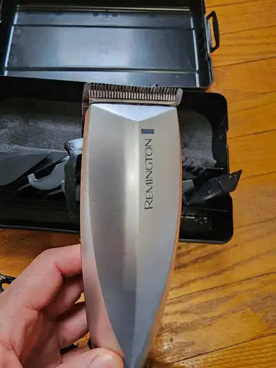 Keep your hair looking sharp with this used Remington HC-80 hair clipper set, complete with multiple...