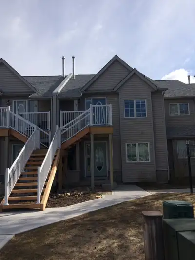 minutes to Blue Mtn. AC. Fireplace. Central Vac. Full Kitchen. Tennis courts. Pool. Rec centre.