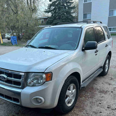2009 Ford Escape XLT,4WD,V6,3L.4400 $ FIRM