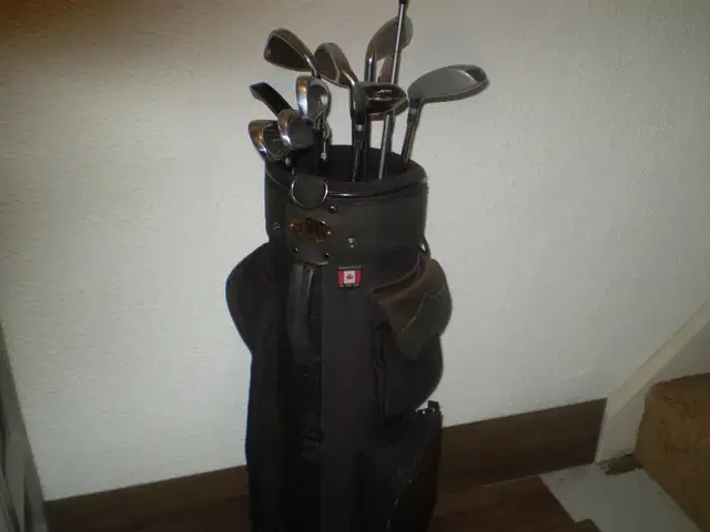 MEN's R/H OVERSIZED COMPLETE GOLF CLUB SET Including BAG in Golf in Thunder Bay - Image 2