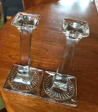 Une paire de chandeliers en verre épais et lourds