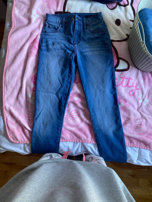guess jeans good for small short people  dans Femmes - Pantalons et shorts  à Ville de Montréal