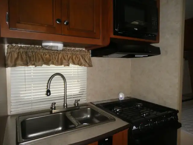 RV's, Campers & Trailers in Travel Trailers & Campers in Cranbrook - Image 10