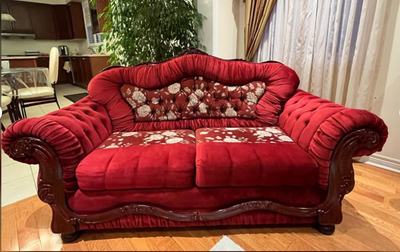 Selling this beautiful 3-piece vintage Victorian-style sofa set, perfect for adding a touch of elega...