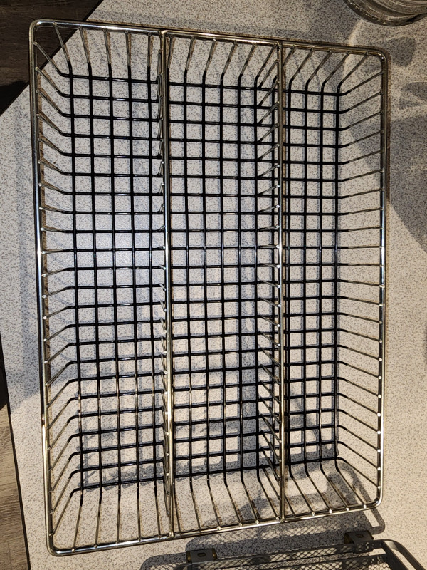 Metal wired tray in Other in Oakville / Halton Region - Image 2