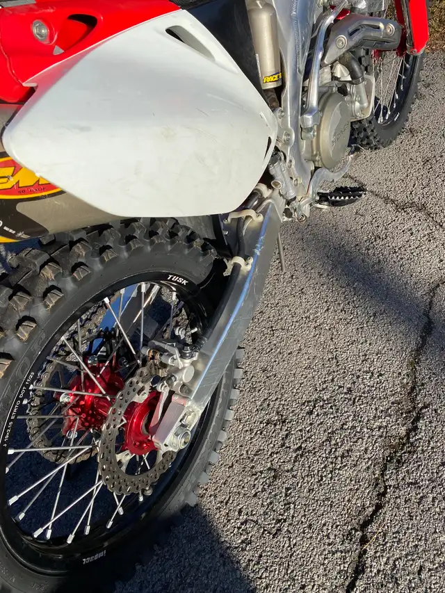 2008 Honda crf450r ORIGINAL plastics and brake pads still in Dirt Bikes & Motocross in Hamilton - Image 4