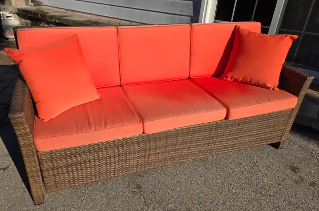 Beauty wicker outdoor patio furniture couch w pillows in Patio & Garden Furniture in Owen Sound - Image 2