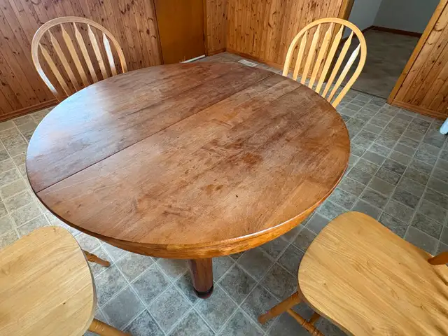 Antique Hardwood Round Table with 5 Legs in Dining Tables & Sets in Cape Breton - Image 3